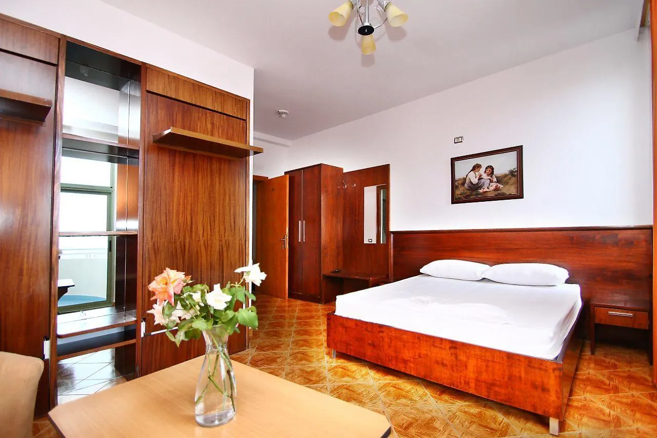 Hotel Europa Vlorë 3*,