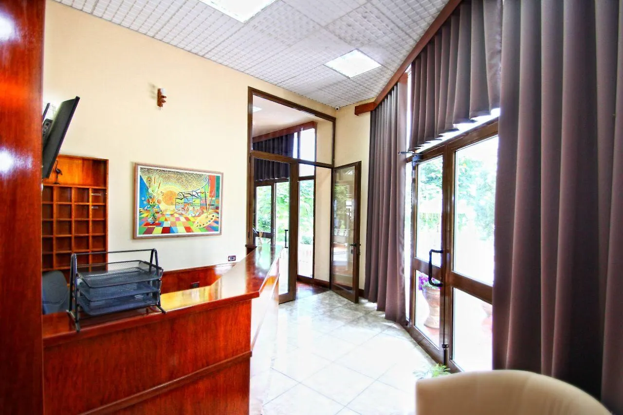 Hotel Europa Vlorë 3*,